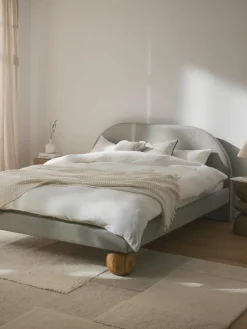 Gestoffeerd bed Rena met bolvormige poten van eikenhout