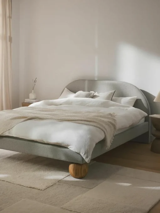 Gestoffeerd bed Rena met bolvormige poten van eikenhout