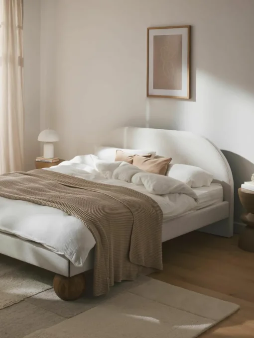 Gestoffeerd bed Rena met bolvormige poten van eikenhout