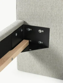 Gestoffeerd bed Rena met bolvormige poten van eikenhout