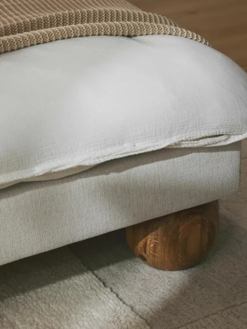 Gestoffeerd bed Rena met bolvormige poten van eikenhout
