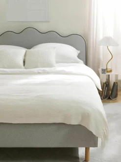 Gestoffeerd bed Romy met golvend hoofdeinde