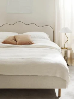 Gestoffeerd bed Romy met golvend hoofdeinde