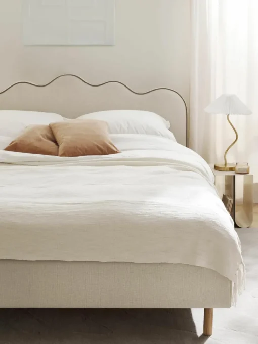 Gestoffeerd bed Romy met golvend hoofdeinde