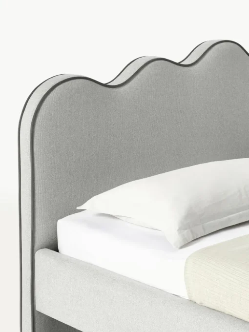 Gestoffeerd bed Romy met golvend hoofdeinde