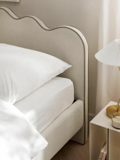 Gestoffeerd bed Romy met golvend hoofdeinde