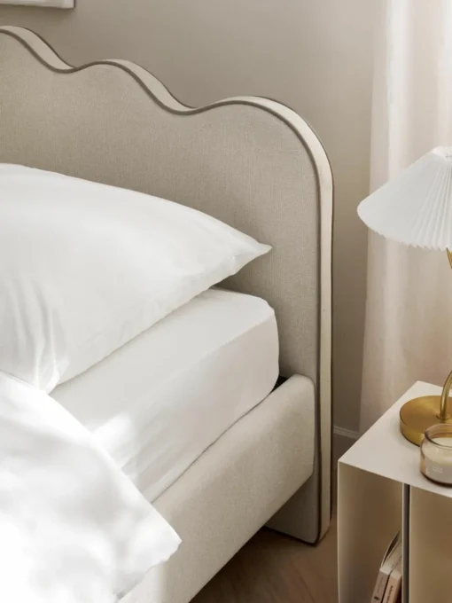Gestoffeerd bed Romy met golvend hoofdeinde