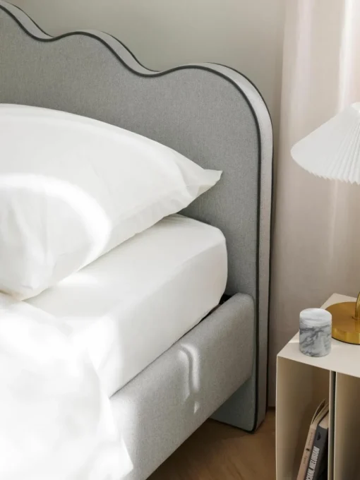 Gestoffeerd bed Romy met golvend hoofdeinde