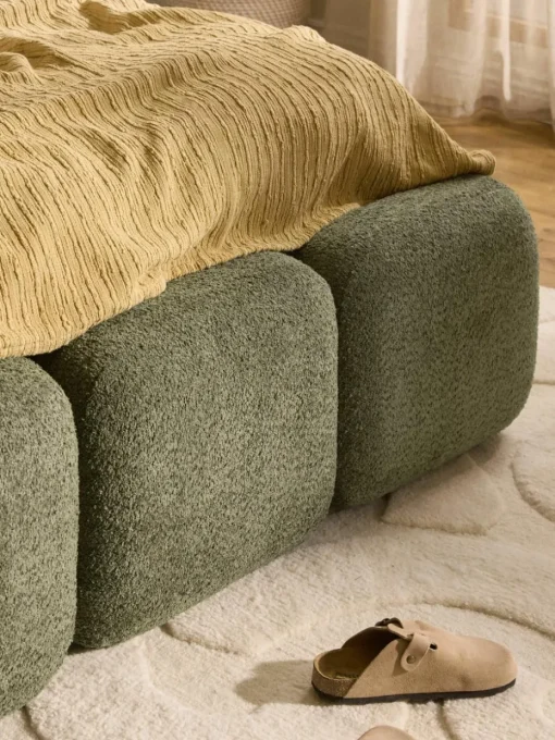 Gestoffeerd bed Tayla van teddy bouclé met opbergruimte