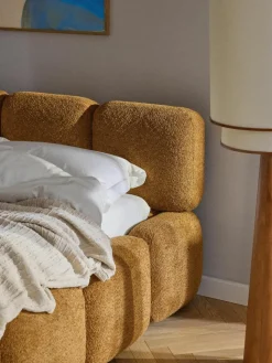 Gestoffeerd bed Tayla van teddy bouclé met opbergruimte