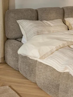 Gestoffeerd bed Tayla van teddy bouclé