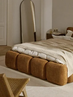 Gestoffeerd bed Tayla van teddy bouclé met opbergruimte