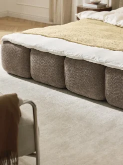Gestoffeerd bed Tayla van teddy bouclé