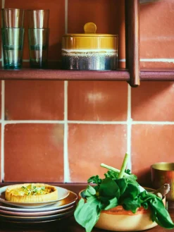 Handbeschilderde opbergpot 70's met reactief glazuur