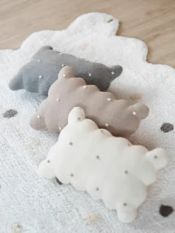 Handgeborduurd katoenen knuffelkussen Biscuit