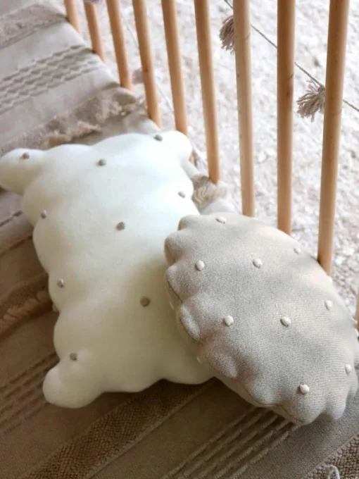 Handgeborduurd katoenen knuffelkussen Biscuit