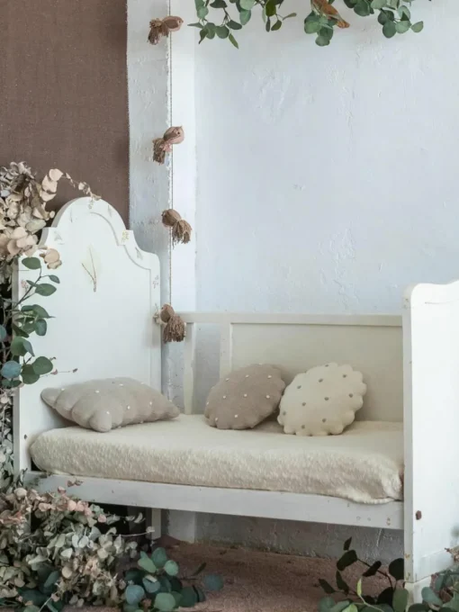Handgeborduurd katoenen knuffelkussen Biscuit