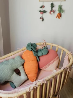 Handgemaakt katoenen knuffelkussen Cathy de Wortel