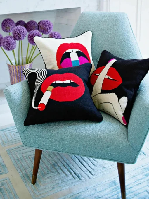 Handgemaakt wollen sierkussen Full Dose met lippenmotief
