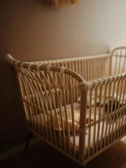 Handgemaakte babybedje Frederick van rotan