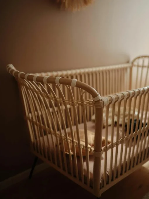 Handgemaakte babybedje Frederick van rotan
