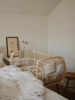 Handgemaakte bijzet babybedje Martha van rotan, in hoogte verstelbaar