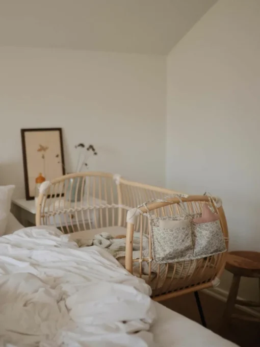Handgemaakte bijzet babybedje Martha van rotan, in hoogte verstelbaar