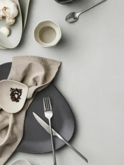 Handgemaakte dinerbord Limfjord in organische vorm