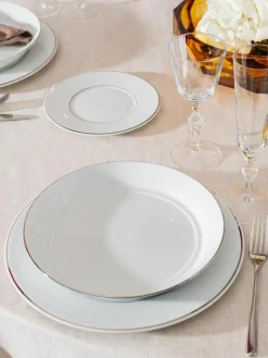 Handgemaakte dinerborden Vitruv van porselein met handbeschilderde platina rand, 2 stuks