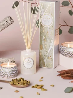 Handgemaakte geurkaars Maison Blanc (eucalyptus, kardemom, saliekleurig & hinoki-schors)