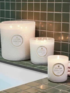 Handgemaakte 3-lonts geurkaars Maison Blanc (eucalyptus, kardemom, saliekleurig & hinoki-schors)