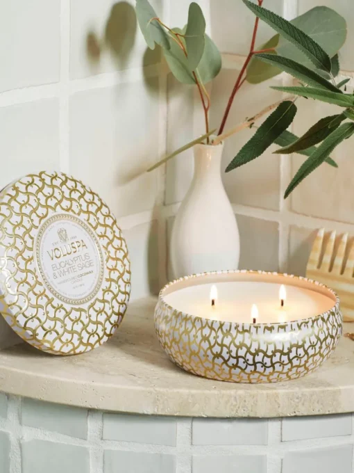 Handgemaakte 3-lonts geurkaars Maison Blanc (eucalyptus, kardemom, saliekleurig & hinoki-schors)