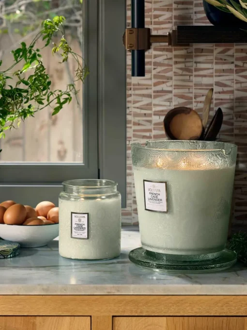 Handgemaakte 2-lonts geurkaars Japonica Collection (cade hout, verbena en lavendel)