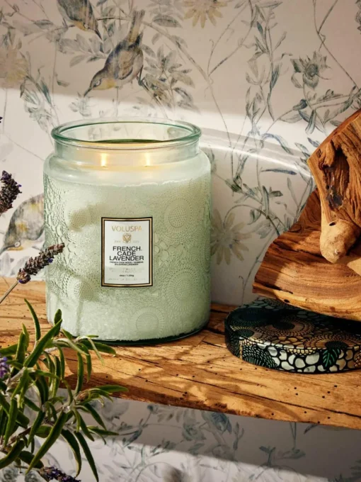 Handgemaakte 2-lonts geurkaars Japonica Collection (cade hout, verbena en lavendel)