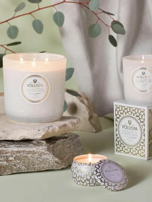 Handgemaakte 3-lonts geurkaars Maison Blanc (eucalyptus, kardemom, saliekleurig & hinoki-schors)