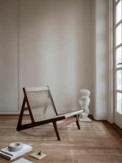 Handgemaakte loungefauteuil MR01 Initial van walnoothout met stoelkussen