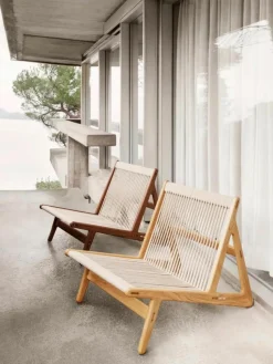 Handgemaakte loungefauteuil MR01 Initial van walnoothout met stoelkussen