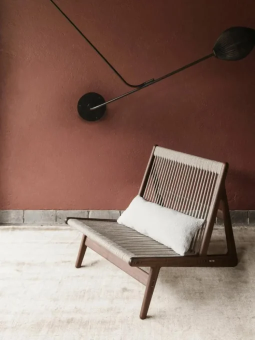 Handgemaakte loungefauteuil MR01 Initial van walnoothout met stoelkussen