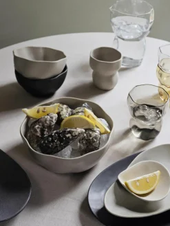 Handgemaakte saladeschaal Limfjord in organische vorm