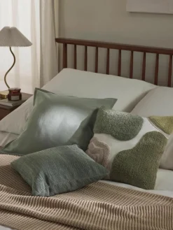 Handgetufte kussenhoes Coraline met decoraties