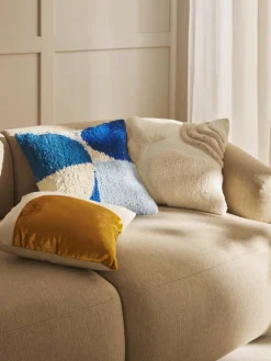 Handgetufte kussenhoes Coraline met decoraties