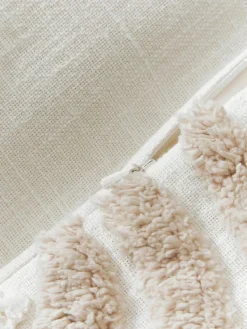 Handgetufte kussenhoes Coraline met decoraties