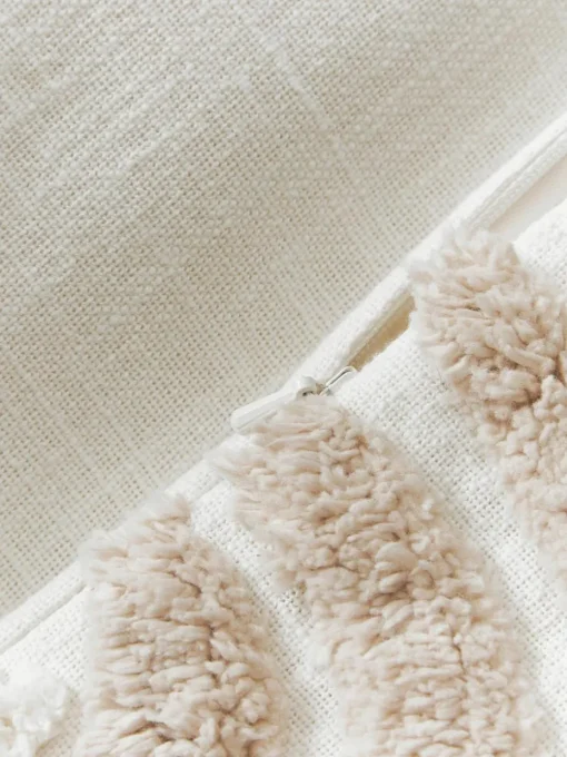 Handgetufte kussenhoes Coraline met decoraties