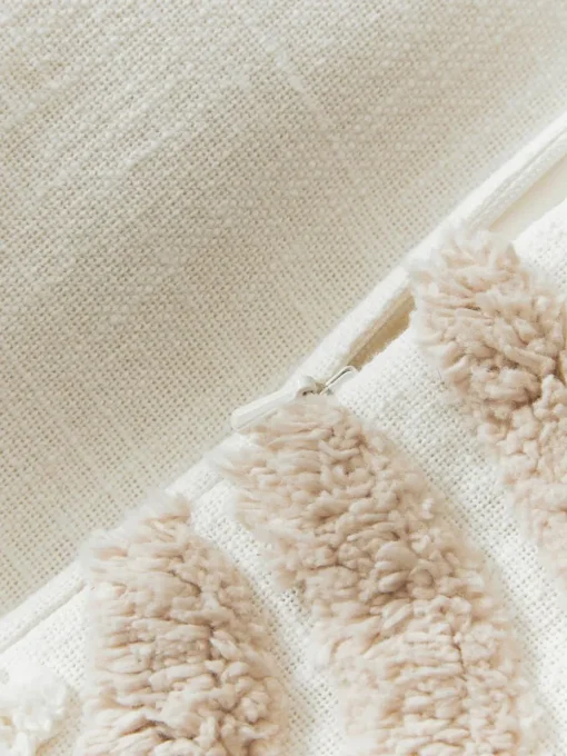 Handgetufte kussenhoes Coraline met decoraties