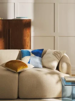Handgetufte kussenhoes Coraline met decoraties
