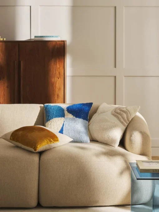 Handgetufte kussenhoes Coraline met decoraties