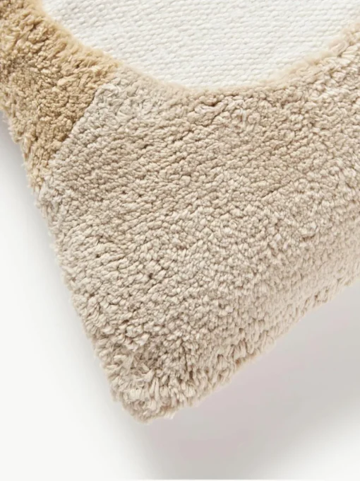 Handgetufte kussenhoes Malu met decoraties