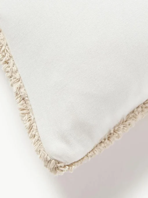 Handgetufte kussenhoes Malu met decoraties