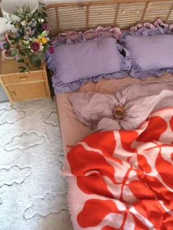 Handgeweven kindervloerkleed Clouds met hoog-laag effect, wasbaar