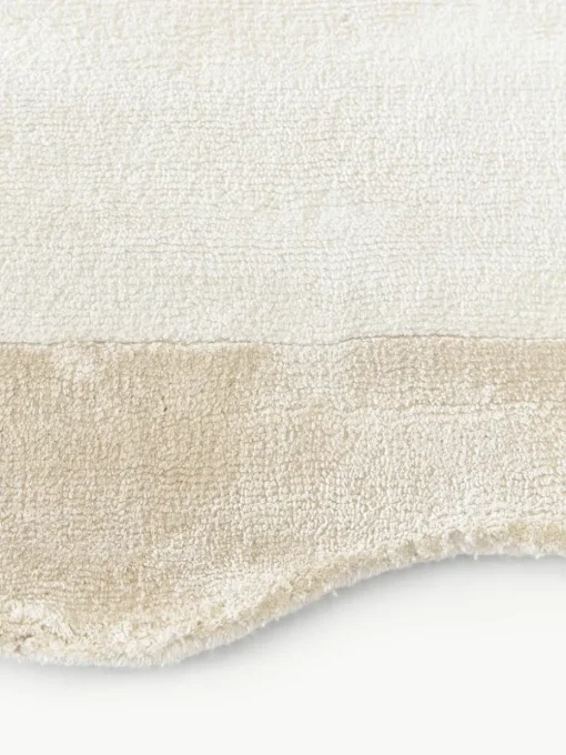 Handgeweven viscose loper Wavy met golvende rand